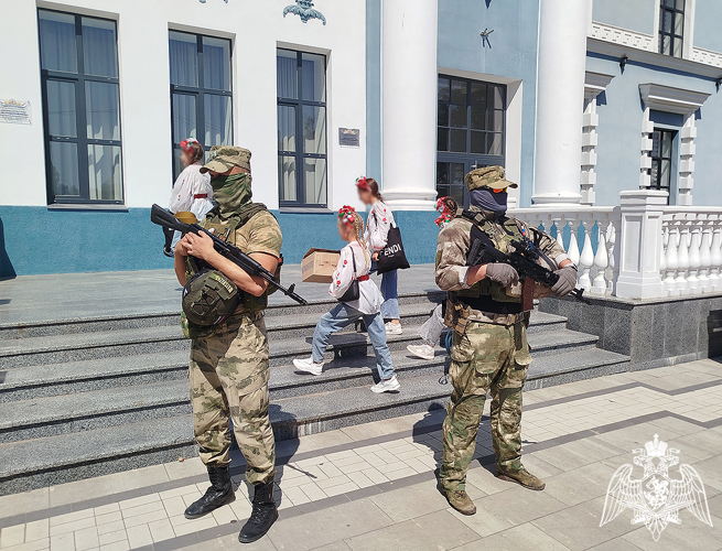 С участием росгвардейцев в Мелитополе прошли торжественные мероприятия ко Дню государственного флага