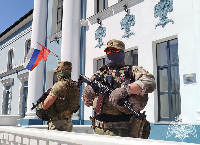 С участием росгвардейцев в Мелитополе прошли торжественные мероприятия ко Дню государственного флага