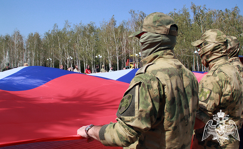 С участием росгвардейцев в Мелитополе прошли торжественные мероприятия ко Дню государственного флага