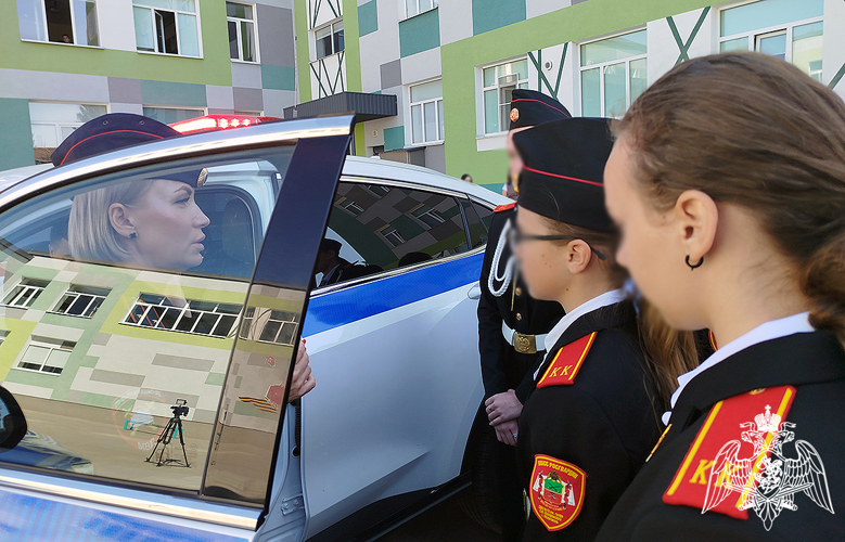 Росгвардейцы и госавтоинспекторы рассказали школьникам Мелитополя о безопасности дорожного движения