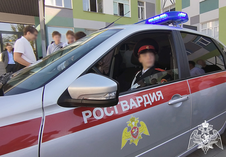 Росгвардейцы и госавтоинспекторы рассказали школьникам Мелитополя о безопасности дорожного движения