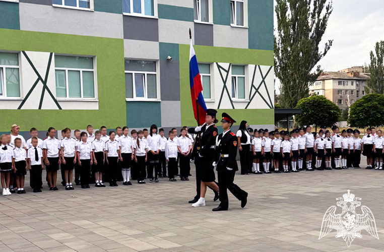 Первое торжественное построение кадетских классов прошло в школе имени родоначальника Росгвардии в Мелитополе