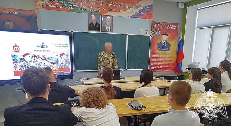 Росгвардейцы рассказали мелитопольским школьникам о военных институтах ведомства