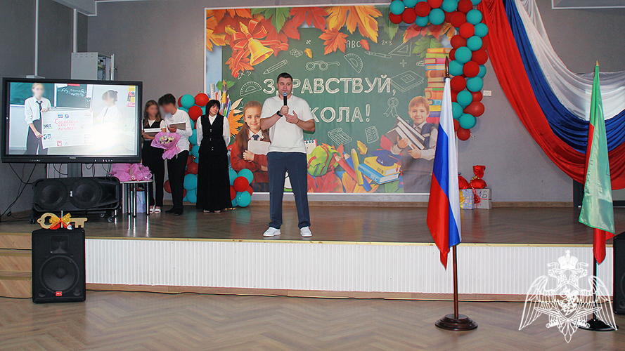 В Запорожской области росгвардейцы поздравили учеников профильных классов ведомства с Днём знаний