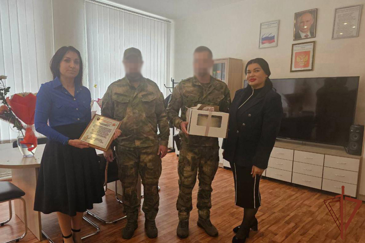 Военнослужащие Росгвардии поздравили педагогов Херсонской и Запорожской областей с Днём учителя