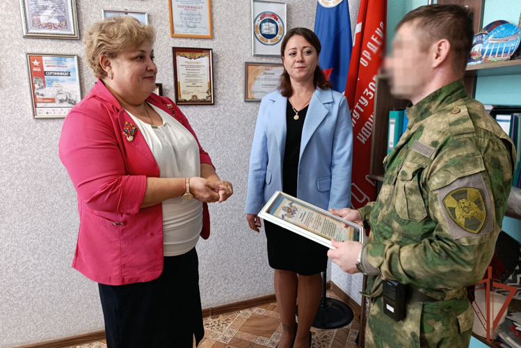 Военнослужащие Росгвардии поздравили педагогов Херсонской и Запорожской областей с Днём учителя