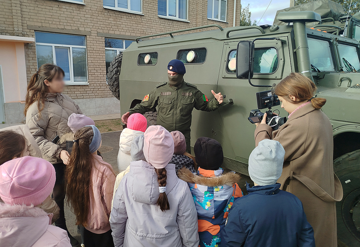 В Запорожской области спецназ Росгвардии пришел в гости к школьникам