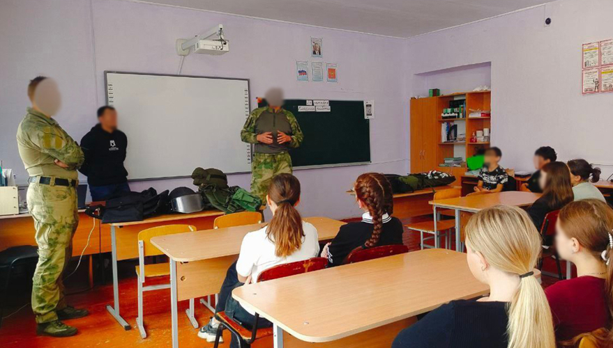 Уроки мужества провели росгвардейцы для школьников Херсонской и Запорожской областей