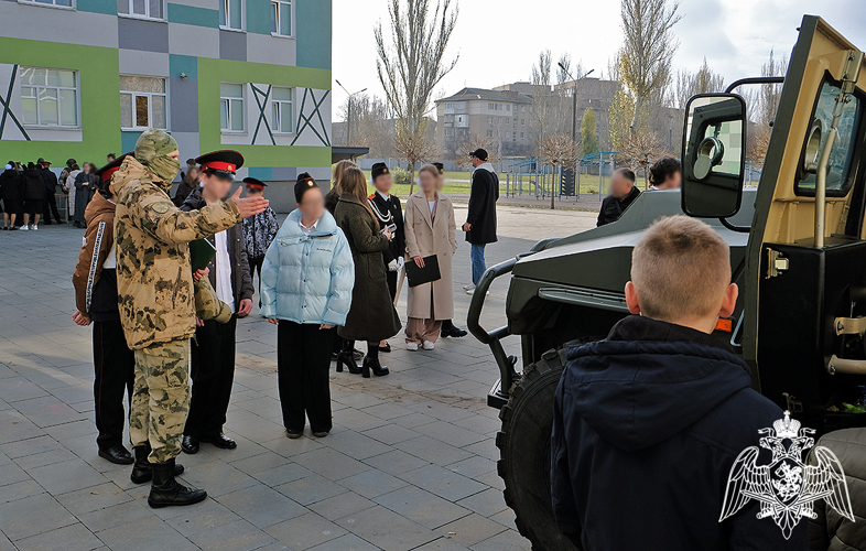В Запорожской области Росгвардия провела День призывника для школьников Мелитополя   