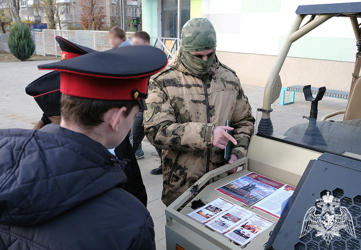 В Запорожской области Росгвардия провела День призывника для школьников Мелитополя   