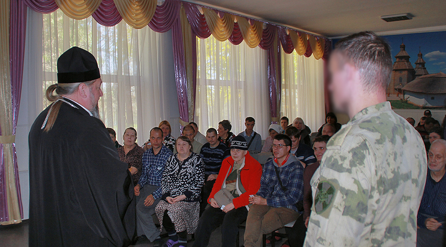 В Запорожской области росгвардейцы и представители Русской Православной церкви посетили социальное учреждение