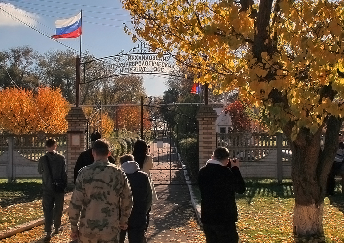 В Запорожской области росгвардейцы и представители Русской Православной церкви посетили социальное учреждение