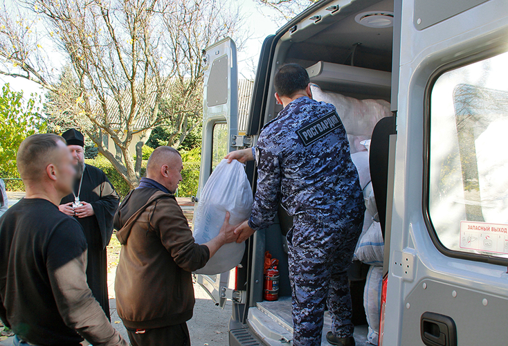В Запорожской области росгвардейцы и представители Русской Православной церкви посетили социальное учреждение