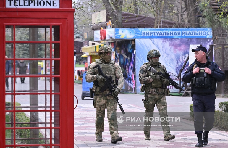 Сотрудники Управления Росгвардии по Запорожской области во время оперативно профилактических мероприятий по обеспечению режима военного положения, проводимых правоохранительными структурами Запорожской области