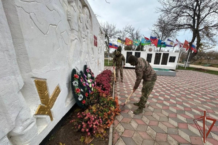 Росгвардейцы благоустроили памятные места и воинские захоронения в Херсонской и Запорожской областях