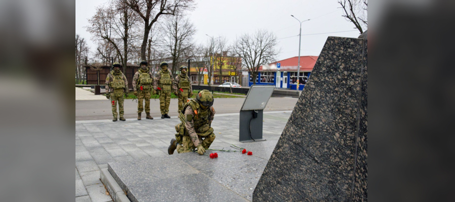 Росгвардейцы в зоне СВО почтили память Неизвестного Солдата