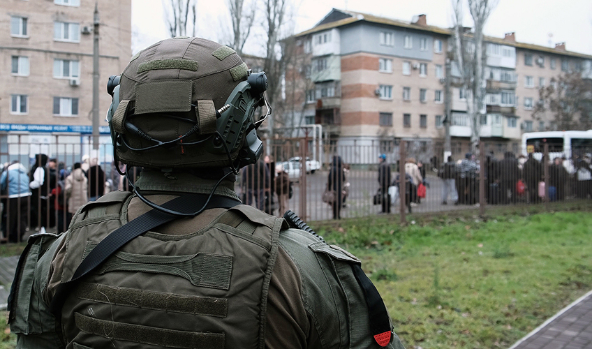 Росгвардия помогла безопасно отправить детей из Запорожской области на главную Елку страны