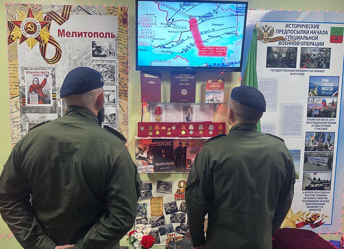 В Запорожской области командир спецназа Росгвардии провел утреннее построение профильных классов ведомства