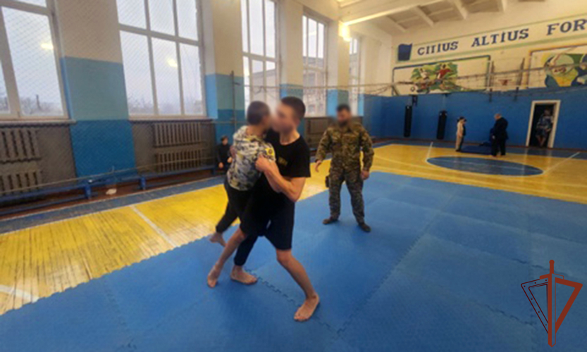 В преддверии Дня защитника Отечества росгвардейцы проводят уроки мужества для школьников Запорожской и Херсонской областей