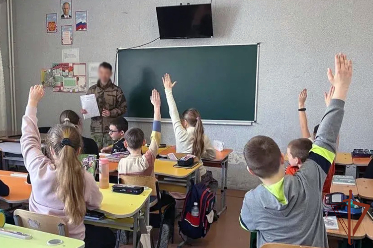 В преддверии Дня защитника Отечества росгвардейцы проводят уроки мужества для школьников Запорожской и Херсонской областей