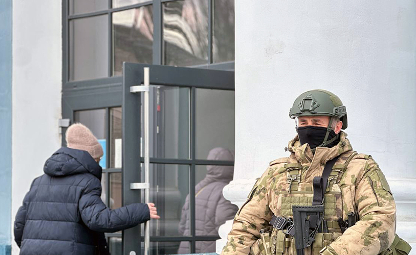 Росгвардия и полиция обеспечили безопасность открытия Года единства народов России в Запорожской области