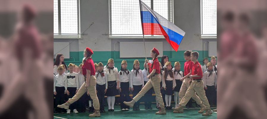 В Запорожской области сотрудник Росгвардии открыл школьный смотр строя и песни 