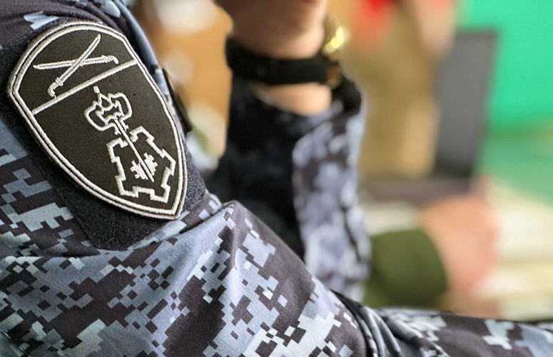 В Запорожской области сотрудник Росгвардии открыл школьный смотр строя и песни 