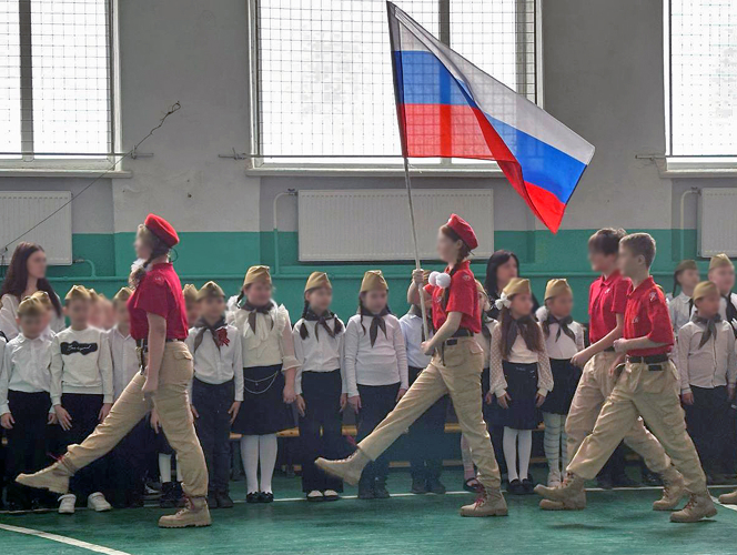 В Запорожской области сотрудник Росгвардии открыл школьный смотр строя и песни 