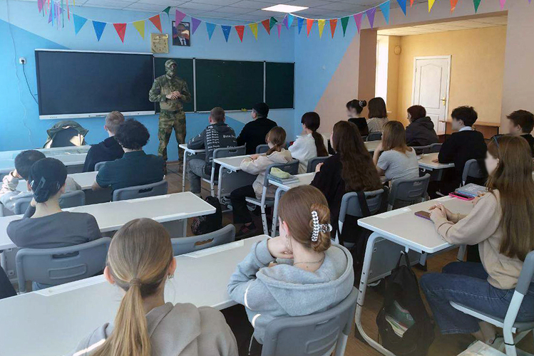 В Запорожской области Росгвардия провела патриотические встречи в образовательных организациях