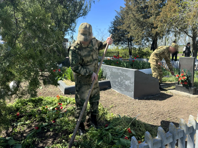 Росгвардейцы в Запорожской области благоустроили мемориал героям Великой Отечественной войны