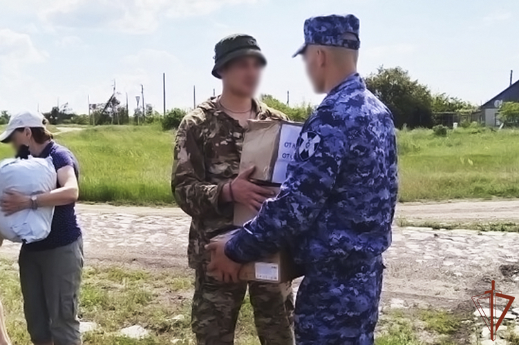 В Запорожской области росгвардейцы оказали помощь в передаче гуманитарного груза