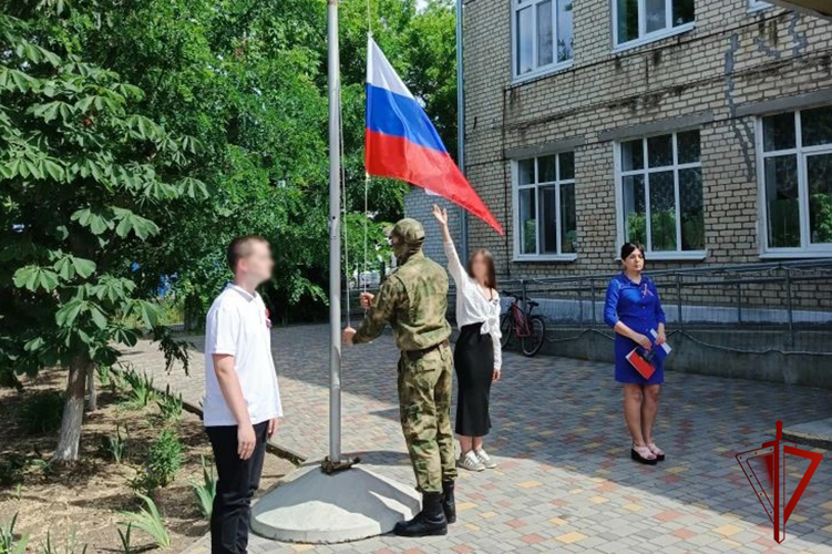 Представители Росгвардии стали почетными гостями на торжественной школьной линейке в Бердянске