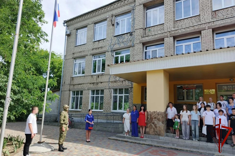Представители Росгвардии стали почетными гостями на торжественной школьной линейке в Бердянске