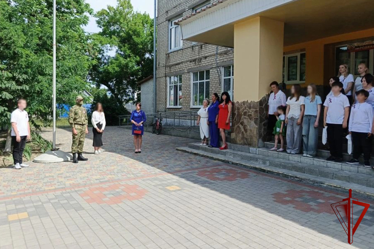 Представители Росгвардии стали почетными гостями на торжественной школьной линейке в Бердянске