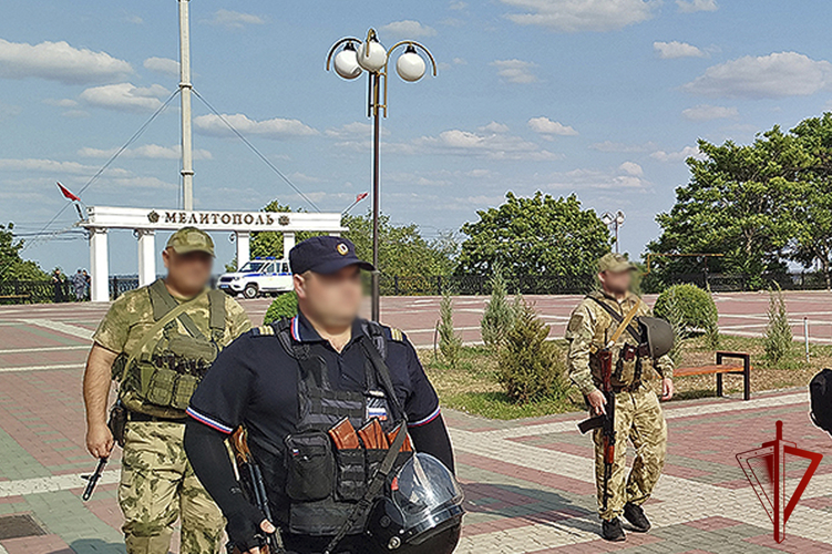 Сотрудники Росгвардии и полиции обеспечили безопасность празднования Дня России в Запорожской области