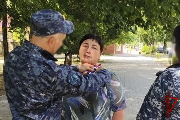 Росгвардейцы поздравили граждан с Днем России в Мелитополе