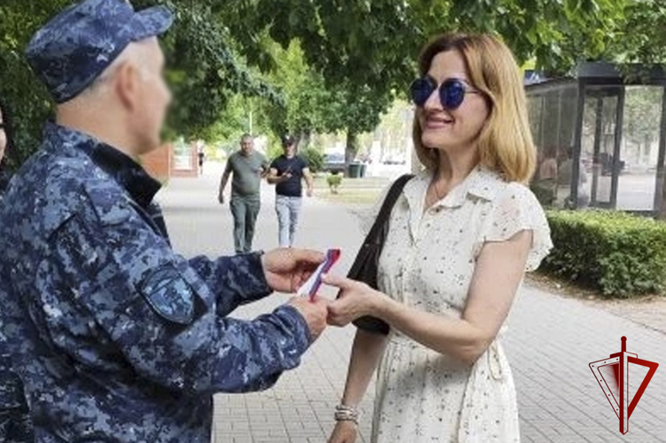 Росгвардейцы поздравили граждан с Днем России в Мелитополе