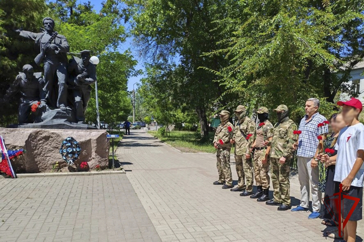 Сотрудники Росгвардии почтили память павших воинов-героев в Запорожской области