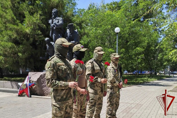 Сотрудники Росгвардии почтили память павших воинов-героев в Запорожской области