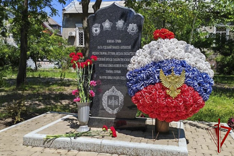 Сотрудники Росгвардии почтили память павших воинов-героев в Запорожской области