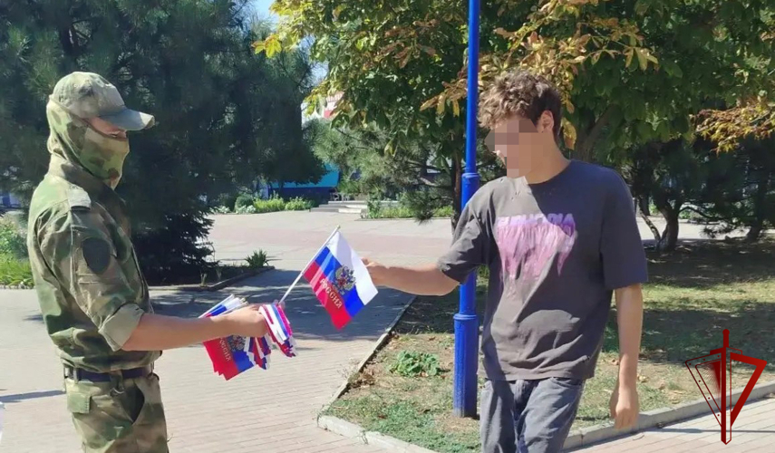 Росгвардейцы поздравили граждан с Днем Российского флага в Бердянске