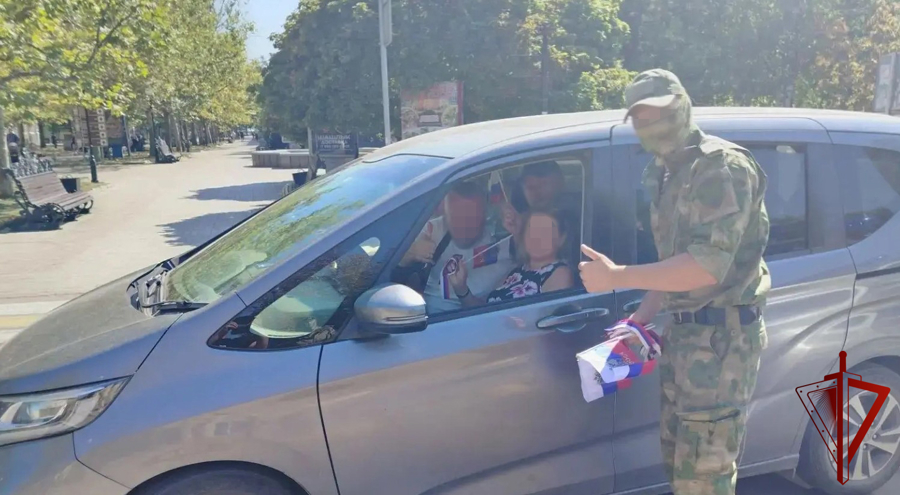 Росгвардейцы поздравили граждан с Днем Российского флага в Бердянске