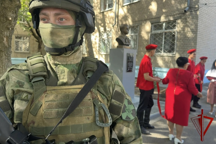 Сотрудники Росгвардии обеспечили безопасность церемонии открытия памятника пионеру-герою в Запорожской области