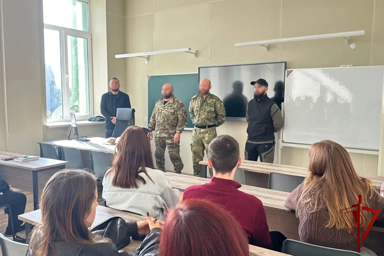 В Запорожской области сотрудники ОМОН «Таврия» провели урок безопасности для студентов