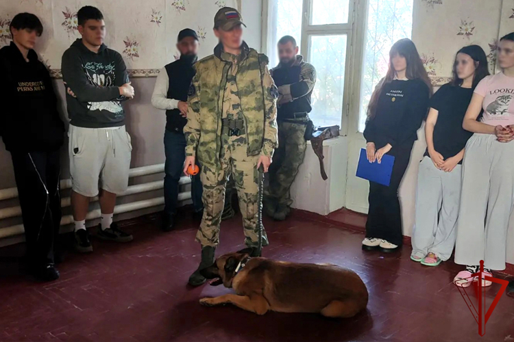 В Запорожской области сотрудники ОМОН «Таврия» провели урок безопасности для студентов