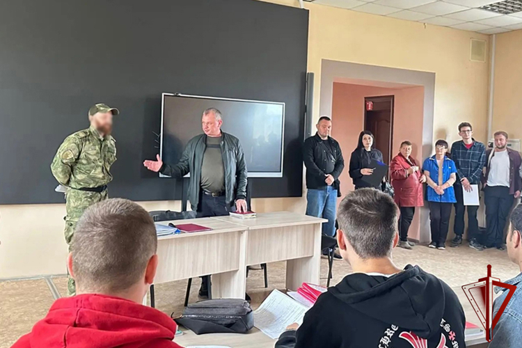 В Запорожской области сотрудники ОМОН «Таврия» провели урок безопасности для студентов