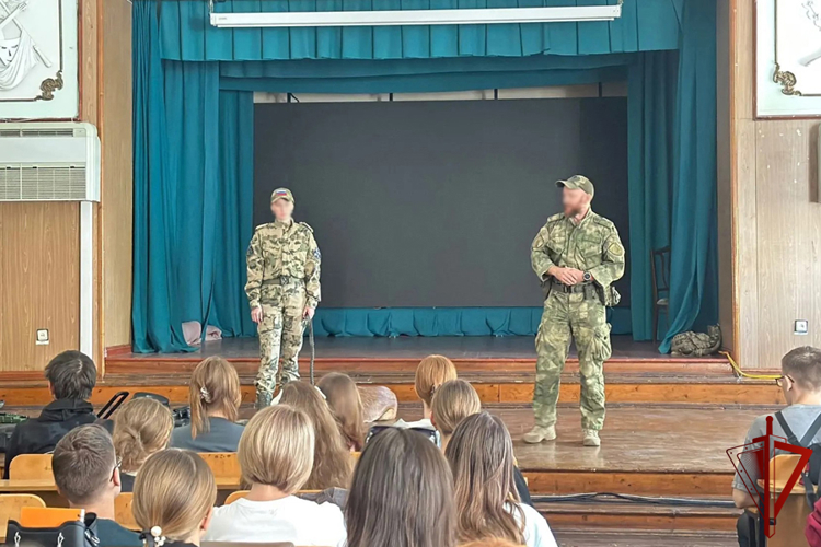 В Запорожской области сотрудники ОМОН «Таврия» провели урок безопасности для студентов