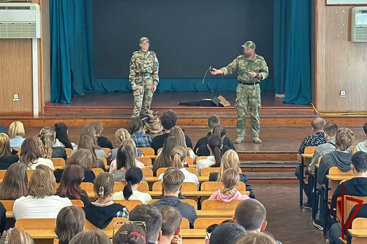 В Запорожской области сотрудники ОМОН «Таврия» провели урок безопасности для студентов